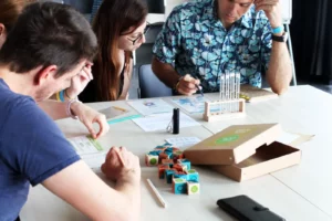 3 personnes autour d'une table pendant un atelier