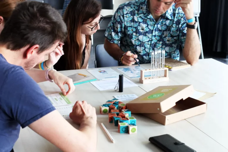 3 personnes autour d'une table pendant un atelier